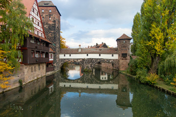 Fototapeta na wymiar Vista e reflexo no rio de uma das pontes de Nuremberg