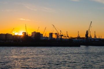 Fototapeta premium Sonnenuntergang Hamburger Hafen Hafenskyline