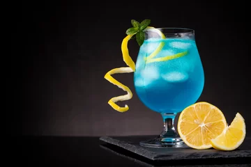 Crédence de cuisine en verre imprimé Cocktail Cocktail lagon bleu glacé