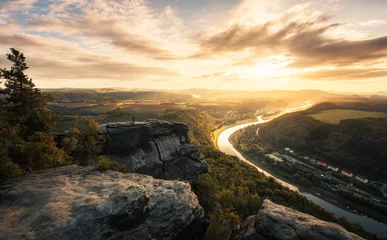 Sonnenaufgang am Lilienstein im Elbsandsteingebirge (Sachsen) - mit Wanderer auf Feldund Elbe mit Sonne © Christopher Klein