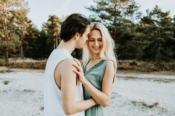 Fototapeta premium Verliebtes Pärchen verbringt Zeit in der Natur 