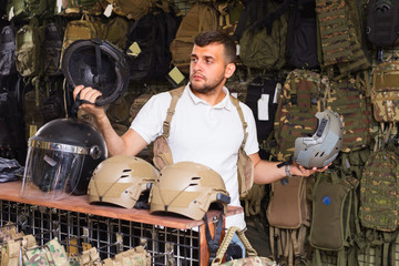 Two men are choosing casque