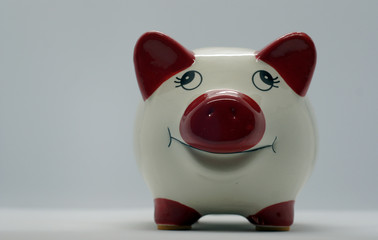 sparschwein mit roter nase und roten ohren