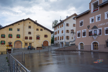 S-Chanf Ortsmitte mit Schule und Schulhof