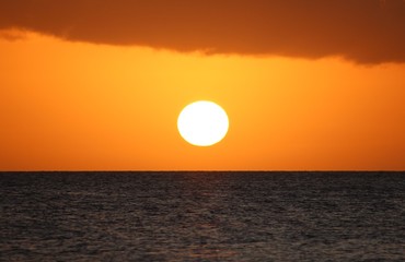 Fototapeta na wymiar Coucher de soleil sur la mer en Martinique dans les caraïbes