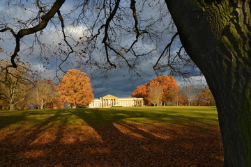 Rosensteinpark und Schloss Rosenstein, Naturkundemuseum, mit Löwentor im Herbst bei Sonnenschein am Nachmittag unter dunklen Wolken