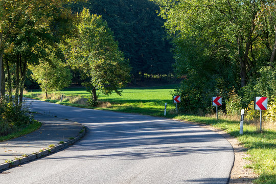 Kurve einer Landstra&szlig;e, Allee