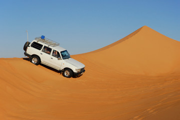 Fototapeta na wymiar Wüstenrallye im Mandara Gebiet, Libyen