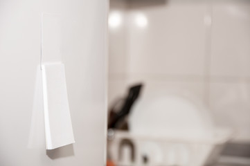 Note on a fridge with the rest of the kitchen in the background