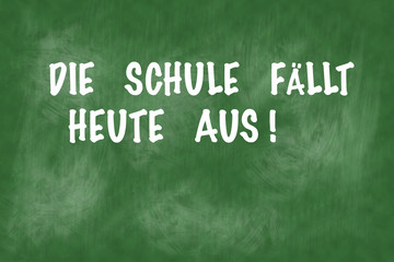 Obraz premium Aufschrift, die Schule fällt heute aus auf einer grünen Tafel