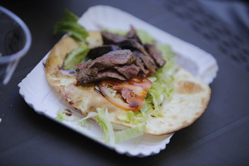 piatto di carne con pane