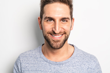 Obraz premium Facet w studio białym tle, świetnie wyglądający