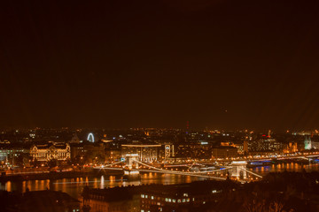 Fototapeta na wymiar Stadtpanorama - Skyline von Budapest, gesehen vom Burgberg, Buda, Brücken und Donauufer