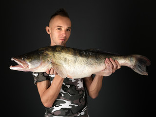 Obraz premium Happy fisherman with big zander