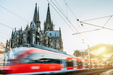 Zug fährt vom Kölner Bahnhof ab 