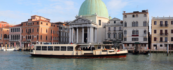 Obraz premium statek do przewozu pasażerów zwany VAPORETTO we Włoszech i g