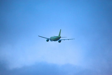 Fototapeta na wymiar back view of a departing passenger liner against a blue sky