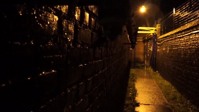 Ruelle de nuit et &eacute;clairage jaune
