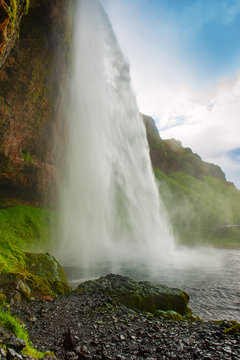 Waterfall Seljalandsfoss in Iceland © Roxana