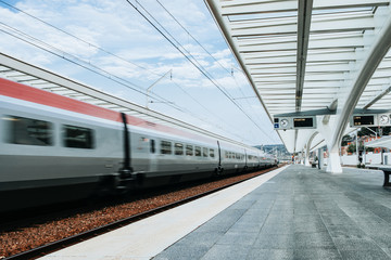 Fototapeta premium Zug fährt durch den Bahnhof 