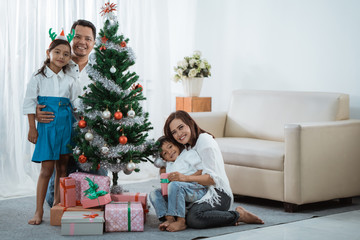 Obraz na płótnie Canvas asian lovely family with christmas tree 