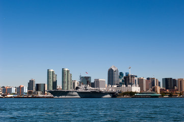 Fototapeta premium downtown san diego with uss midway