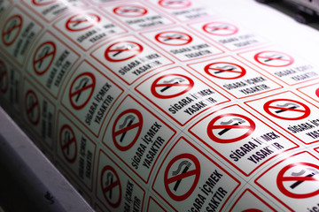 "Sigara içmek yasaktır" uyarı levhası baskısı. "No smoking" warning sign printing