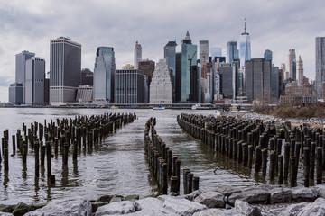 Fototapeta premium View of the Manhattan skyline from Brooklyn Heights, New York. Cloudy spring day