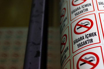 "Sigara i&ccedil;mek yasaktır" uyarı levhası baskısı. "No smoking" warning sign printing
