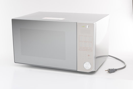 Horno de microondas gris sobre fondo blanco