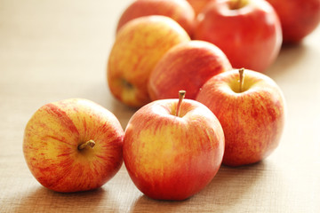 Fototapeta na wymiar Bright ripe apples 