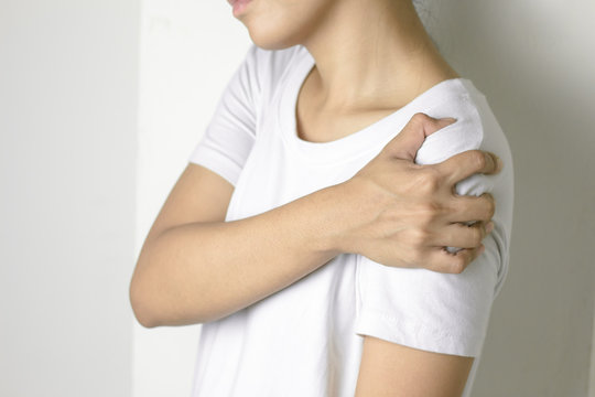 Woman with pain in shoulder.