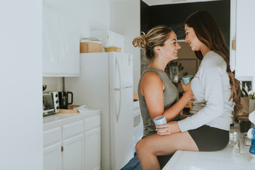 Fototapeta premium Para lesbijek w kuchni