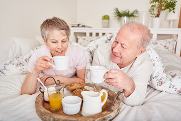 Senioren Paar entspannt im Wellnesshotel