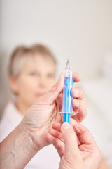 Vorbereitung einer Spritze f&uuml;r die Injektion