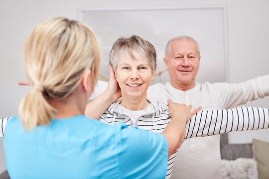 Senioren machen Ergotherapie Übung