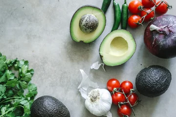 Cercles muraux Légumes Ingrédients pour une idée de recette de photographie culinaire au guacamole frais