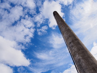 空に伸びる煙突