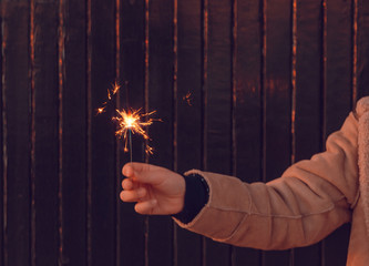 Kind hält Wunderkerze