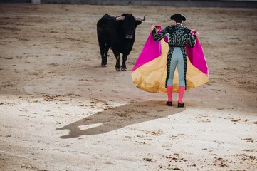 Plaid mouton avec photo Tauromachie Corrida espagnole. Le taureau enragé attaque le torero