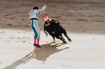 Photo sur Plexiglas Tauromachie Corrida espagnole. Le taureau enragé attaque le torero