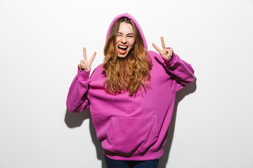 Obraz na płótnie Canvas Image of optimistic woman 20s wearing sweatshirt smiling, isolated over white background