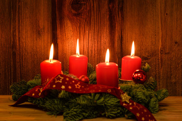 Weihnachten Adventskranz mit 4 brennenden Kerzen auf altem Holz