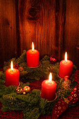 Weihnachten Adventskranz mit 4 brennenden Kerzen auf altem Holz