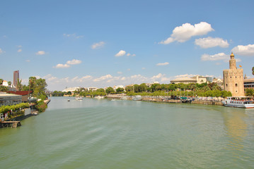 Obraz premium Paisaje desde el puente sobre el río