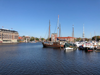Fototapeta na wymiar The old inland port in Emden