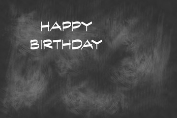 Dunkle Kreidetafel mit Aufschrift: "Happy Birthday".
