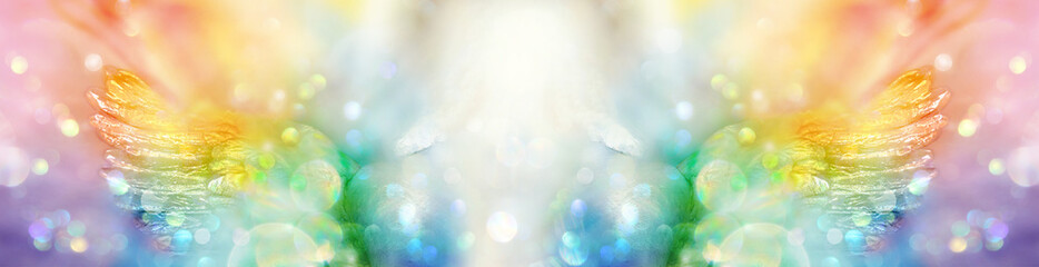 Banner extrabreit: Engel mit Flügeln in spektralfarbenem Licht 