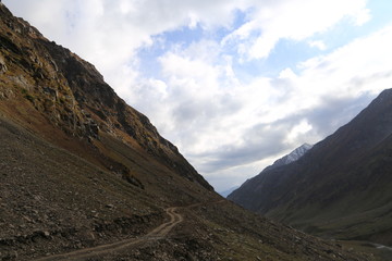 Track passing through the edge of the mountain