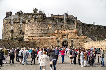 Obraz premium Tourists walking in front of Edinburgh Castle in Scotland – historic landmark and popular travel destination